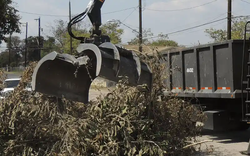 вывоз веток деревьев грейфером